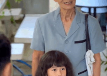 [ครบชุด] WIN68031 ยายแอบพาหลานมาเลี้ยงในร้าน ทั้งที่รู้ว่าถ้าโดนจับได้อาจตกงาน